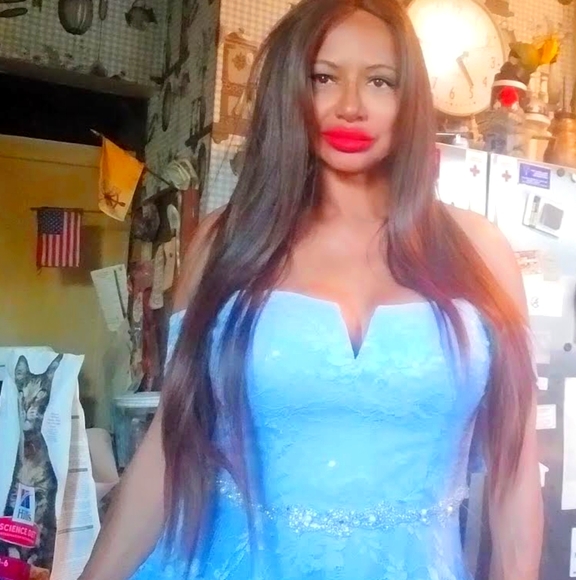 A very elegant say yes to the prom dress